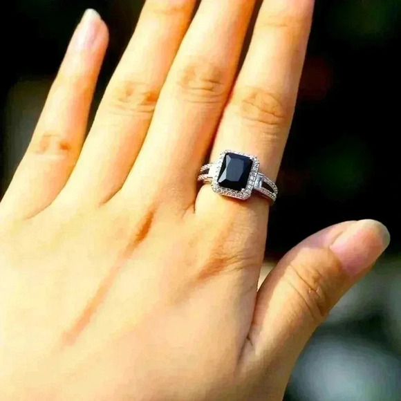 Beautiful 925 Silver Black & White Sapphires Ring - Picture 2 of 4